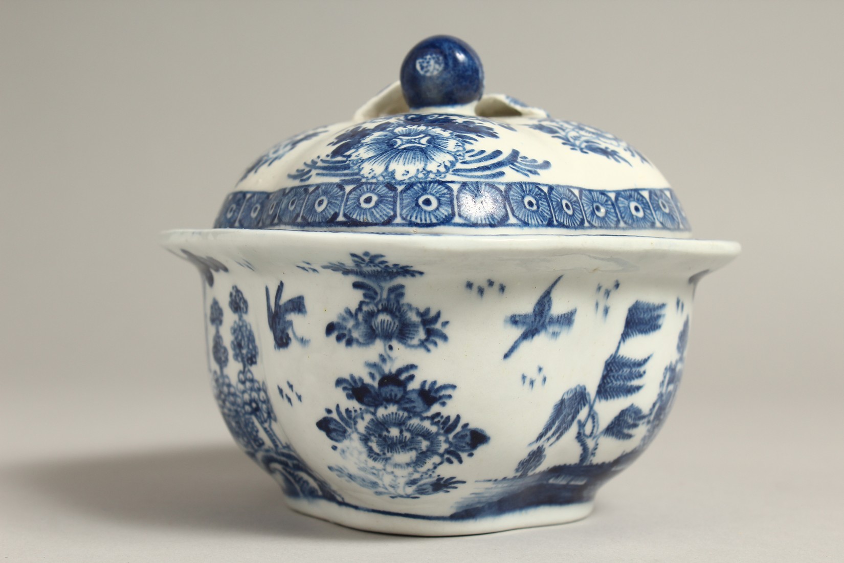 A DERBY BLUE AND WHITE QUATREFOIL-SHAPED TUREEN AND COVER, circa. 1765. - Bild 3 aus 9