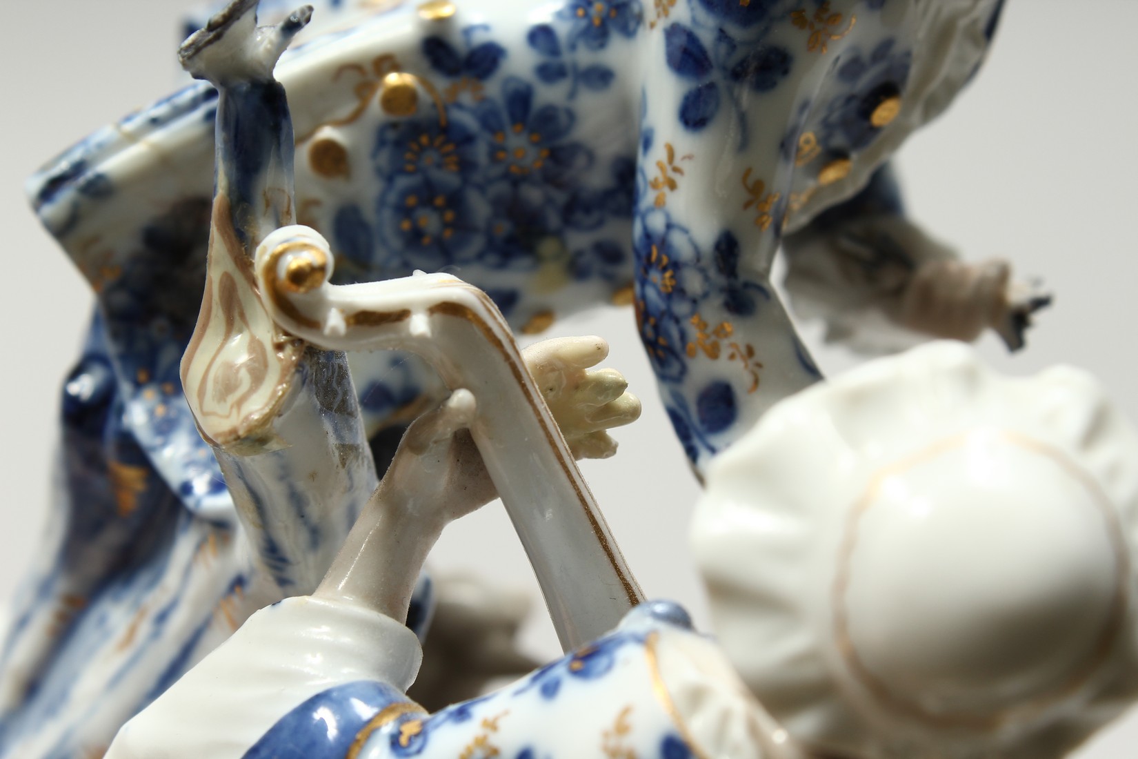 A GOOD MEISSEN PORCELAIN GROUP OF YOUNG LOVERS, a man with a lamb at his feet, a seated lady playing - Bild 13 aus 18