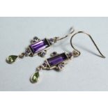 A PAIR OF SILVER 9CT. GOLD AMETHYST AND PERIDOT DROP EAR RINGS.