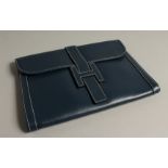 A LADIES BLUE LEATHER CLUTCH BAG.