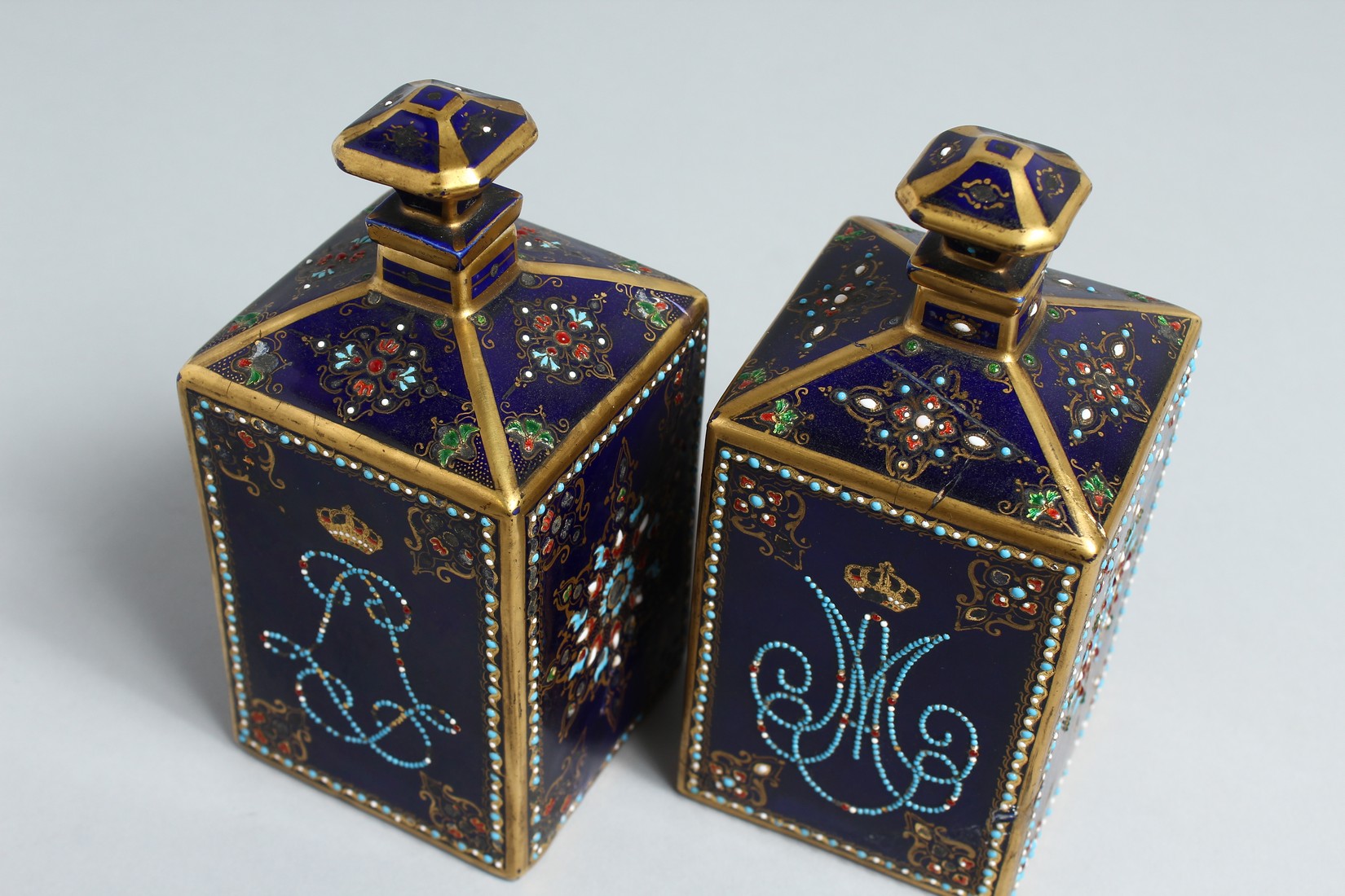 A NEAR PAIR OF 19TH CENTURY, SEVRES, FRENCH BLUE, PORCELAIN SQUARE BOTTLES AND STOPPERS with gilt - Bild 5 aus 9