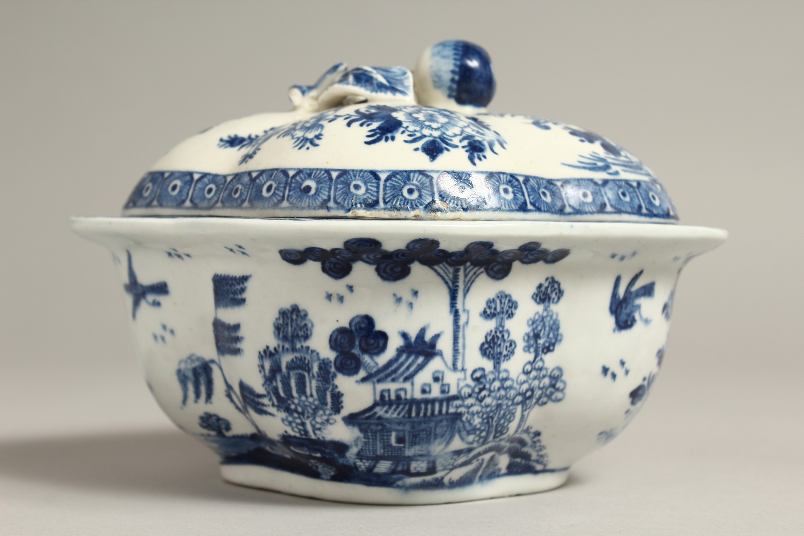 A DERBY BLUE AND WHITE QUATREFOIL-SHAPED TUREEN AND COVER, circa. 1765. - Bild 4 aus 9