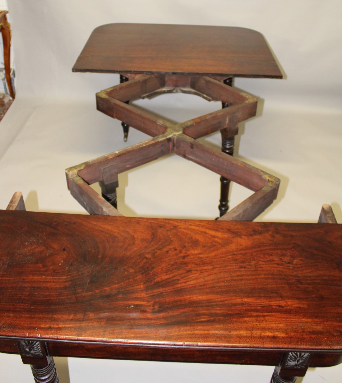 AN EARLY 19TH CENTURY MAHOGANY EXTENDING DINING TABLE, with patinated ratchet and hinged - Image 7 of 15