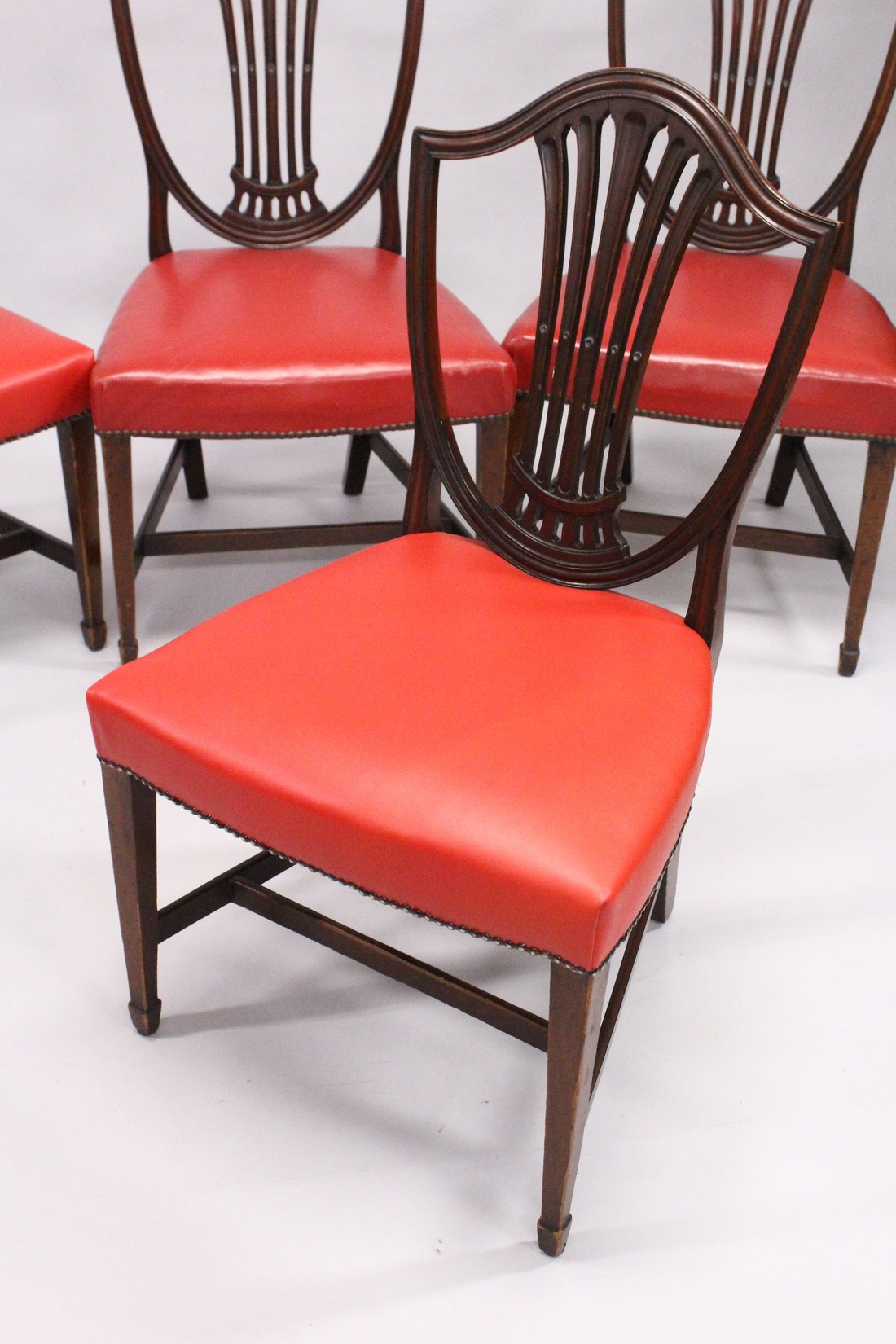 A SET OF FOUR HEPPLEWHITE MAHOGANY SHIELD BACK SINGLE CHAIRS with leather seats. - Image 2 of 4