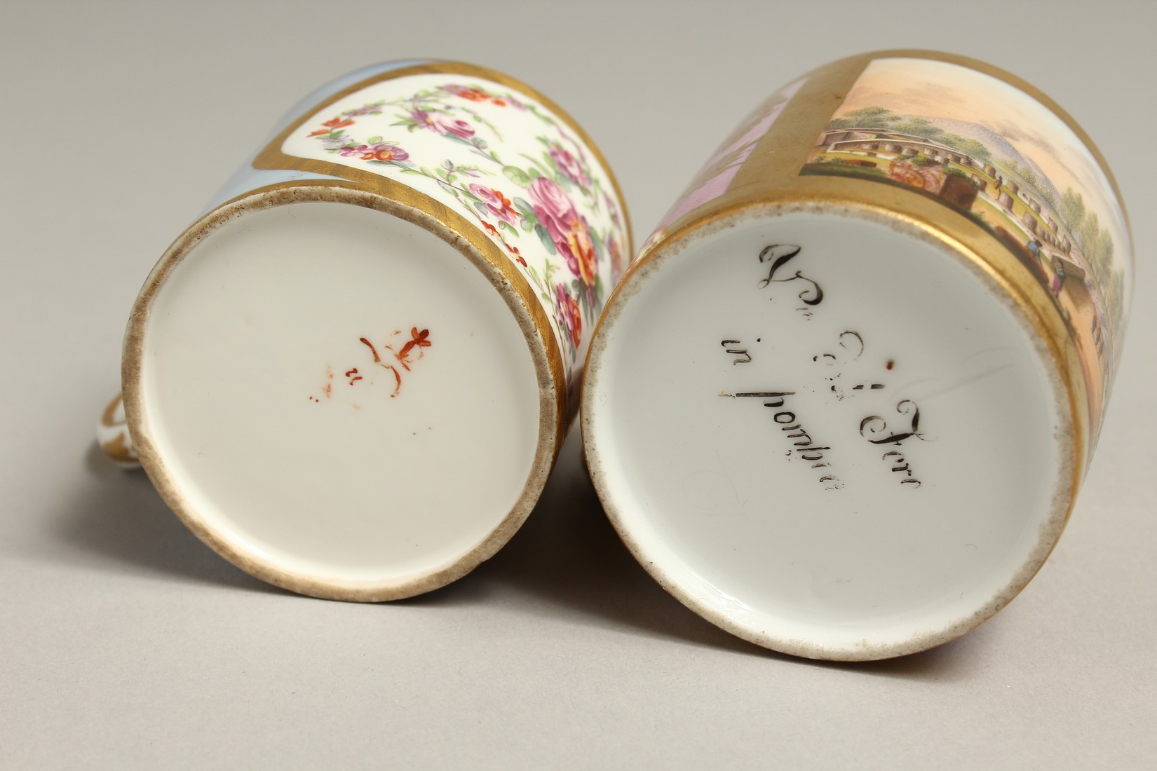 A LATE 18TH CENTURY / EARLY 19TH CENTURY FRENCH COFFEE CAN painted with a chain of flowers around - Bild 4 aus 4