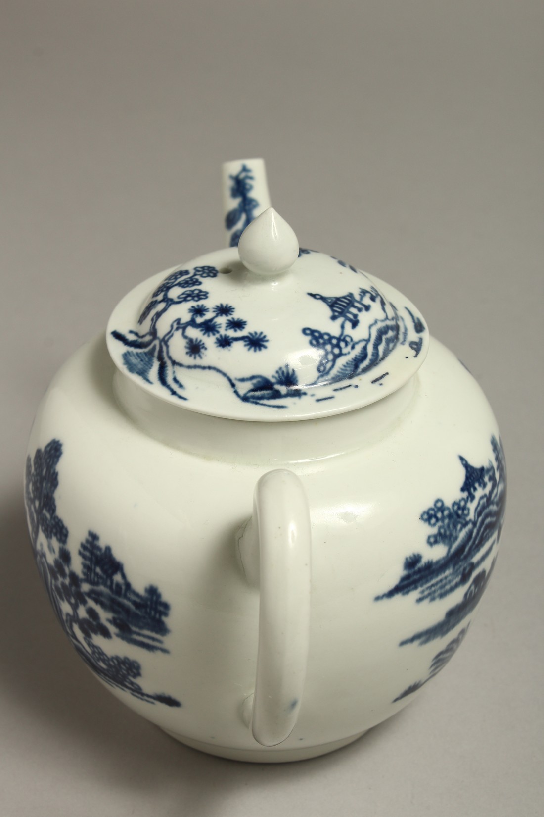 AN 18TH CENTRUY WORCESTER TEA POT AND COVER, decorated with the Man in Pavillion pattern. - Bild 3 aus 7