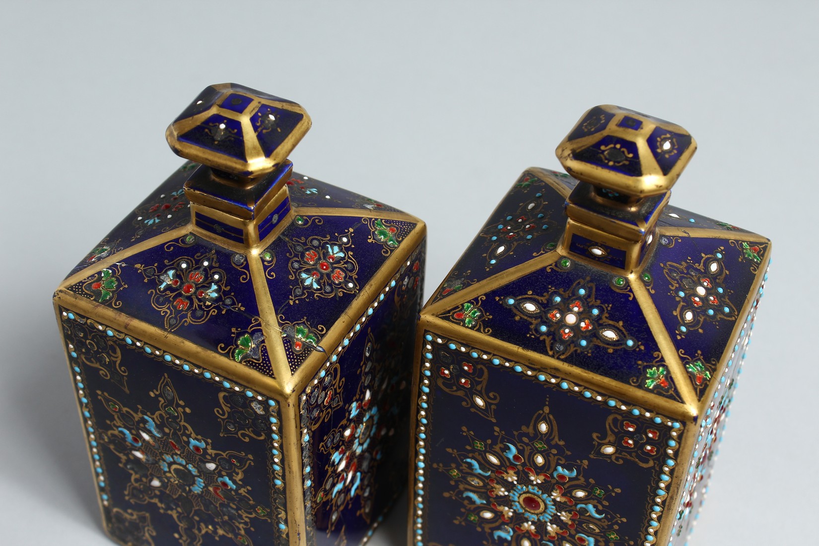 A NEAR PAIR OF 19TH CENTURY, SEVRES, FRENCH BLUE, PORCELAIN SQUARE BOTTLES AND STOPPERS with gilt - Bild 6 aus 9