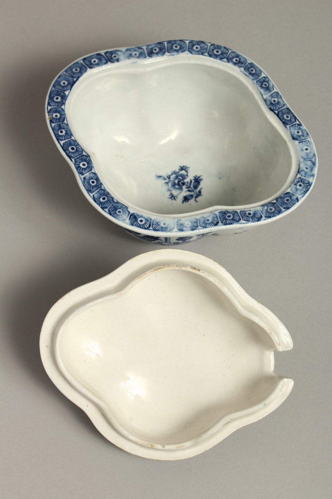 A DERBY BLUE AND WHITE QUATREFOIL-SHAPED TUREEN AND COVER, circa. 1765. - Bild 8 aus 9