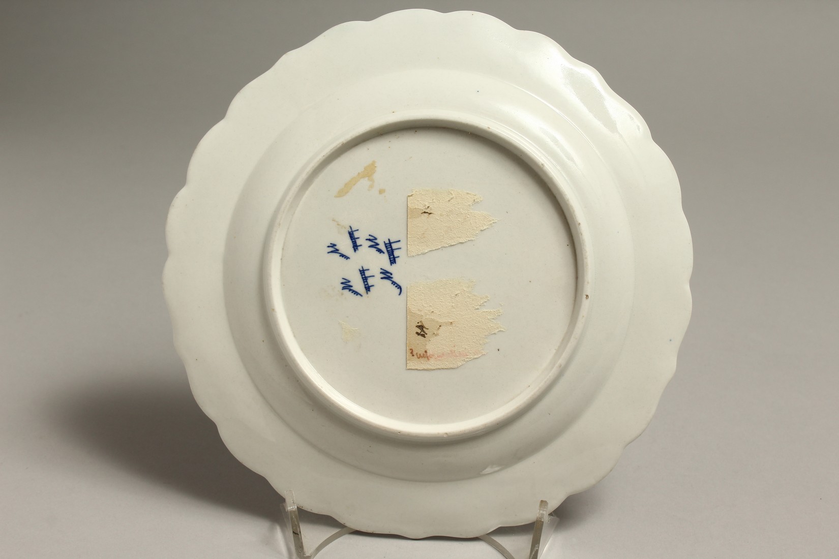 AN 18TH CENTURY WORCESTER PLATE painted with 'HUNDRED ANTIQUES' pattern. - Bild 2 aus 3