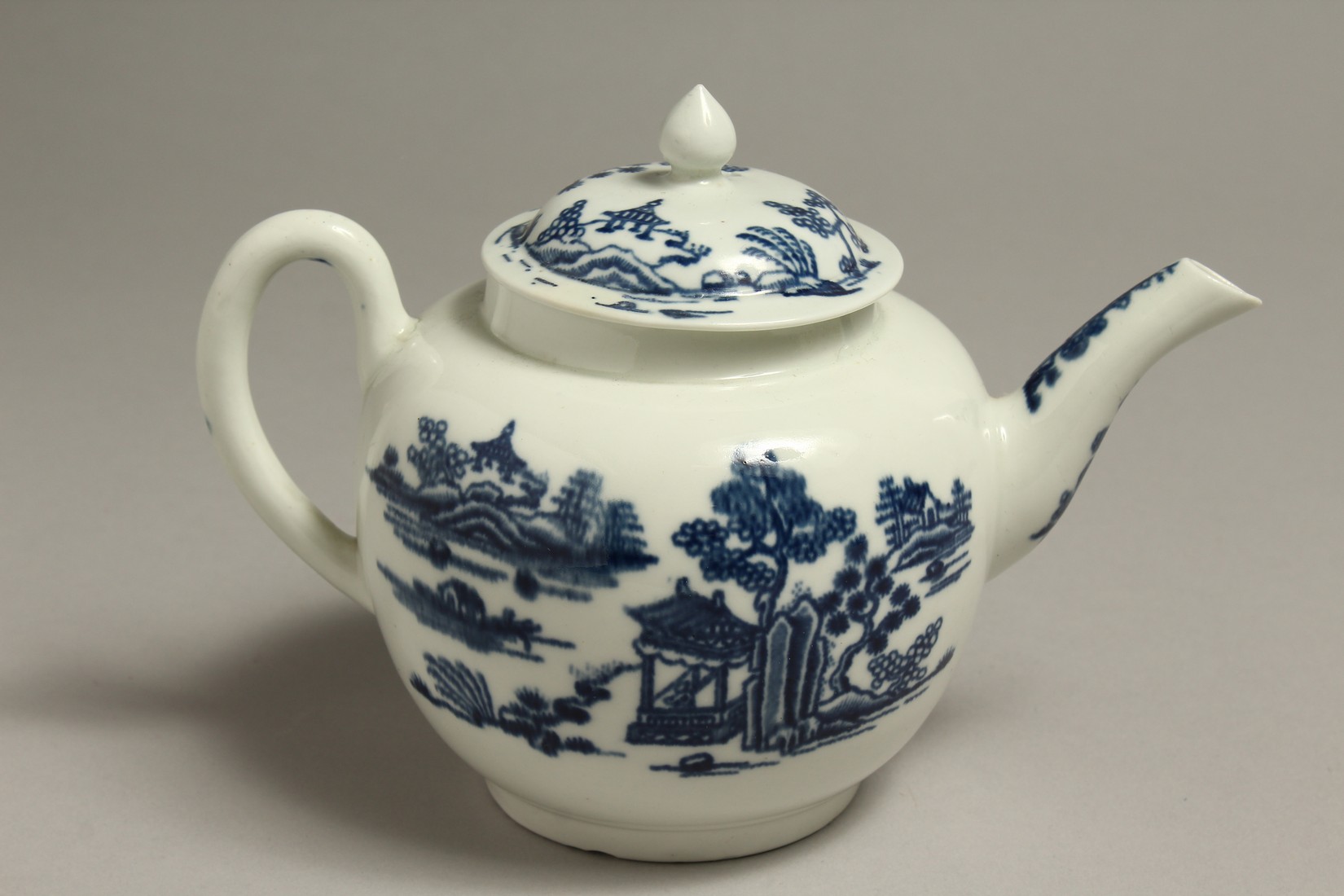 AN 18TH CENTRUY WORCESTER TEA POT AND COVER, decorated with the Man in Pavillion pattern. - Bild 2 aus 7