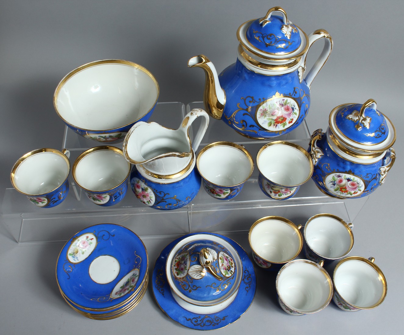 A CONTINENTAL BLUE GROUND PORCELAIN TEA SET comprising tea pot, sugar bowl, milk jug, bowl, bowl and - Bild 9 aus 10