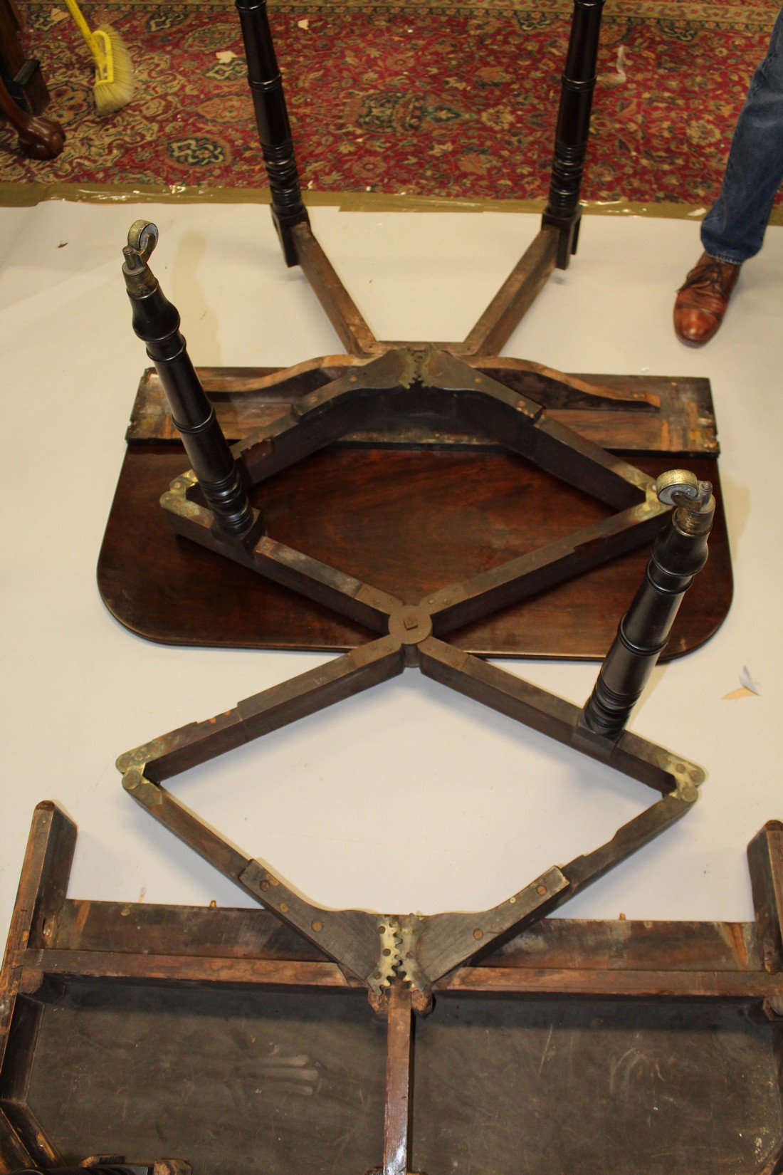 AN EARLY 19TH CENTURY MAHOGANY EXTENDING DINING TABLE, with patinated ratchet and hinged - Image 15 of 15