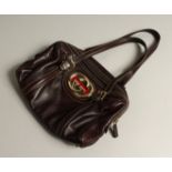 A LADIES GUCCI BROWN LEATHER HAND BAG