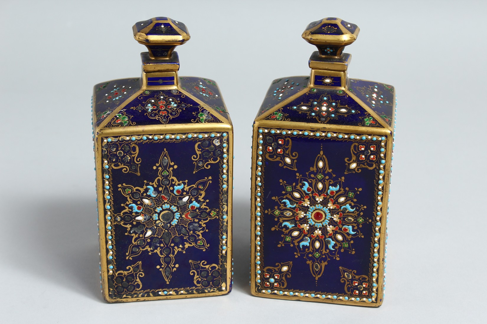 A NEAR PAIR OF 19TH CENTURY, SEVRES, FRENCH BLUE, PORCELAIN SQUARE BOTTLES AND STOPPERS with gilt - Bild 3 aus 9