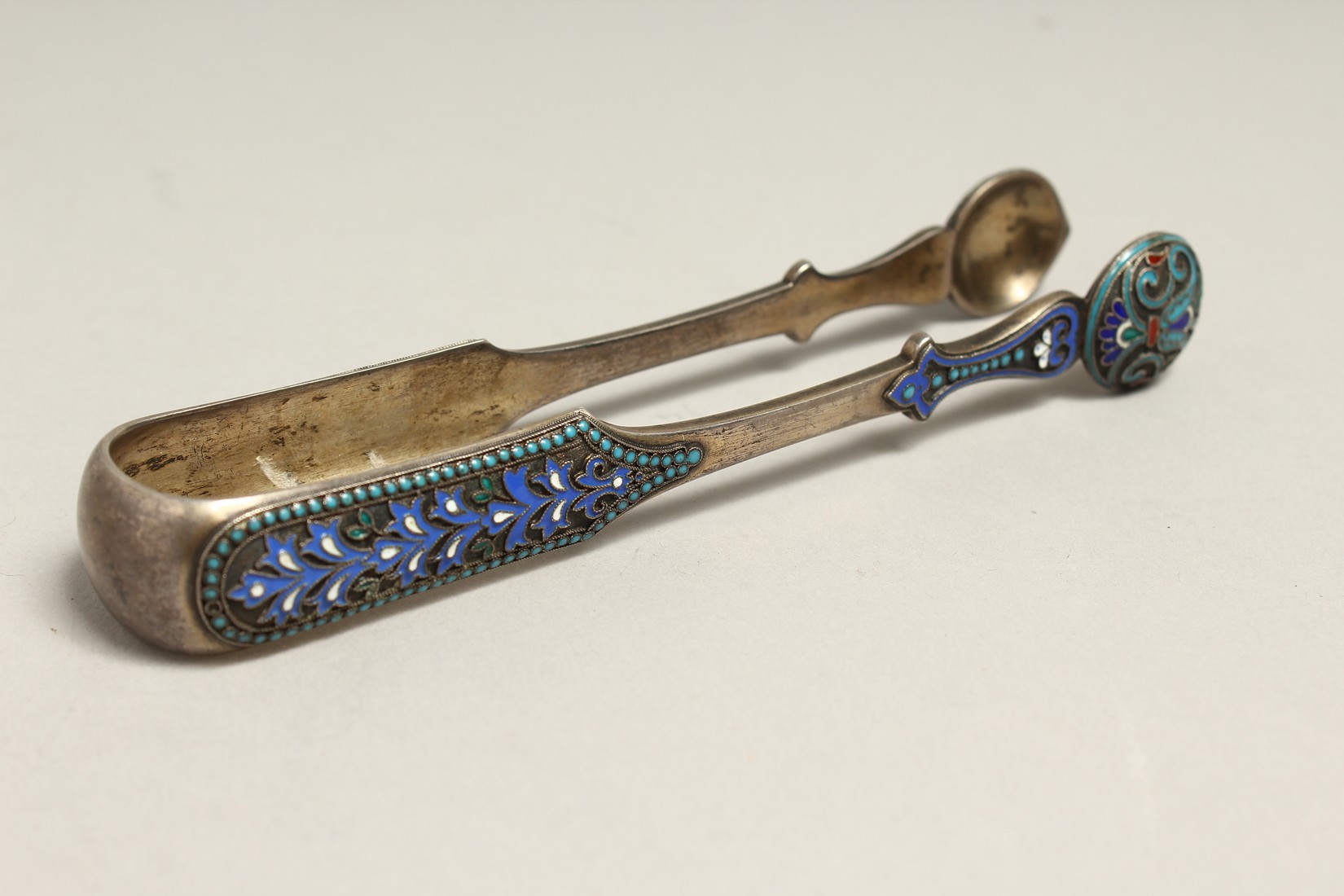 A PAIR OF SILVER AND BLUE ENAMEL SUGAR TONGS. - Bild 2 aus 3