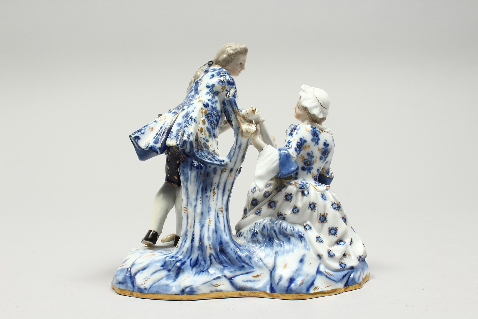 A GOOD MEISSEN PORCELAIN GROUP OF YOUNG LOVERS, a man with a lamb at his feet, a seated lady playing - Bild 3 aus 18