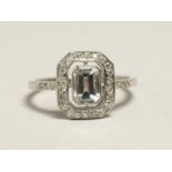 A GOOD 18CT WHITE GOLD AQUAMARINE RING,