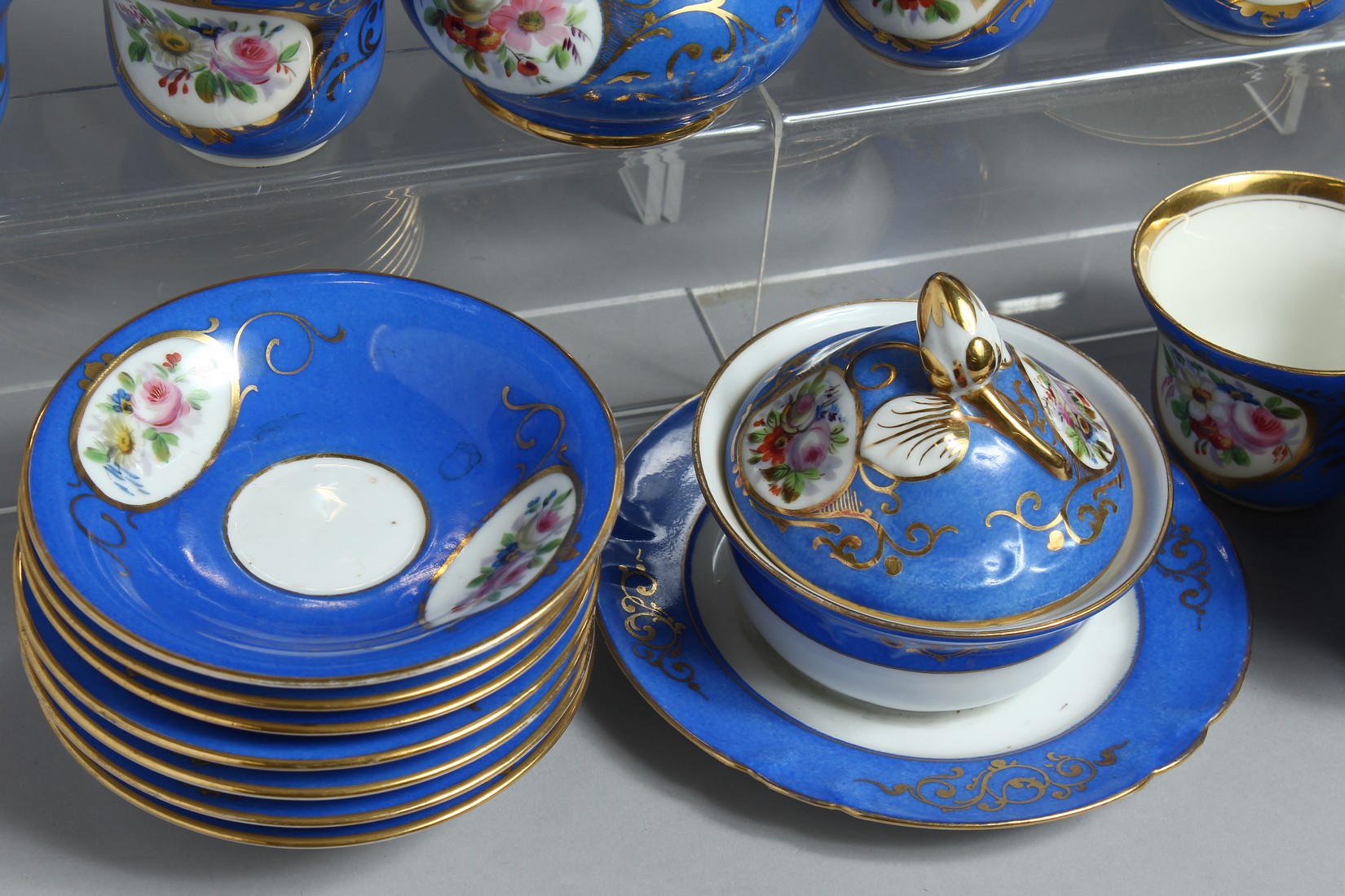 A CONTINENTAL BLUE GROUND PORCELAIN TEA SET comprising tea pot, sugar bowl, milk jug, bowl, bowl and - Bild 4 aus 10