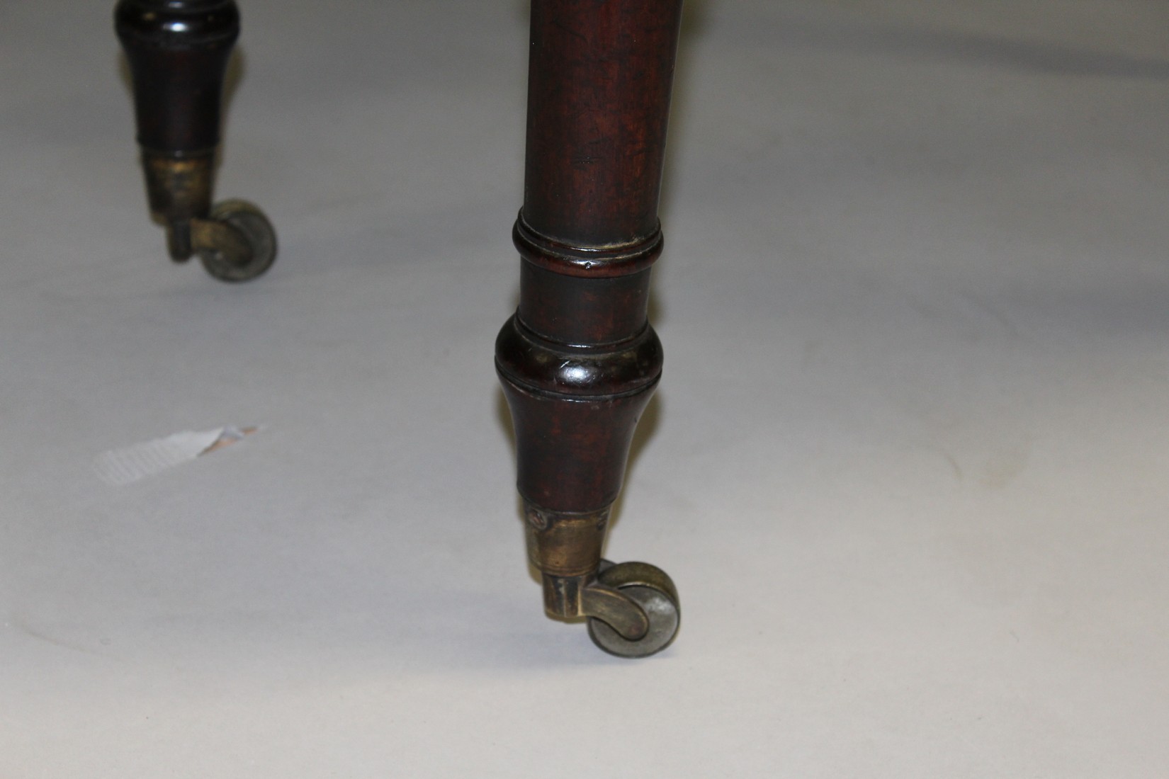 AN EARLY 19TH CENTURY MAHOGANY EXTENDING DINING TABLE, with patinated ratchet and hinged - Image 3 of 15