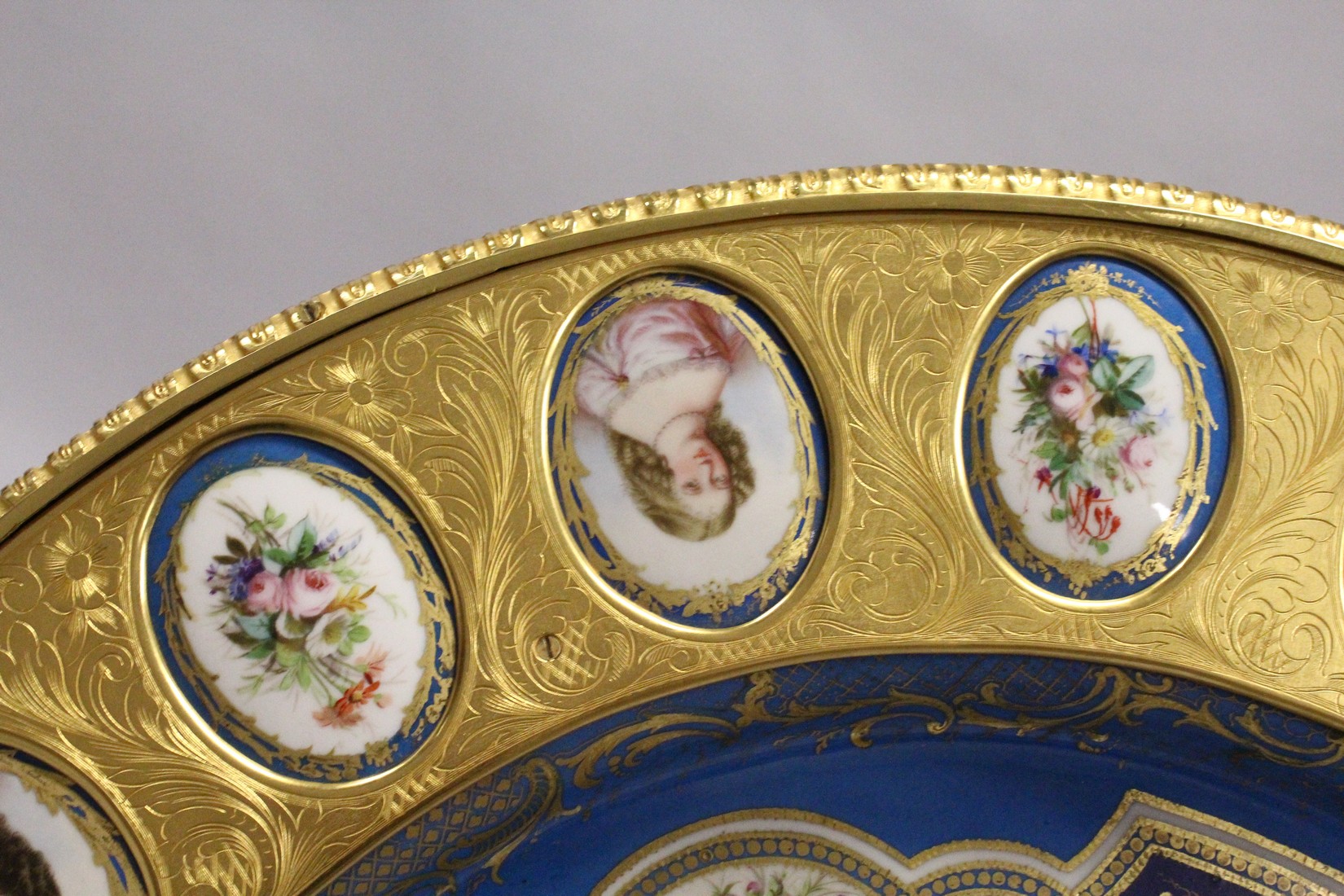 A SUPERB 19TH CENTURY SEVRES AND ORMOLU GEURIDON, thecircular top inset with a painted porcelain - Bild 13 aus 17