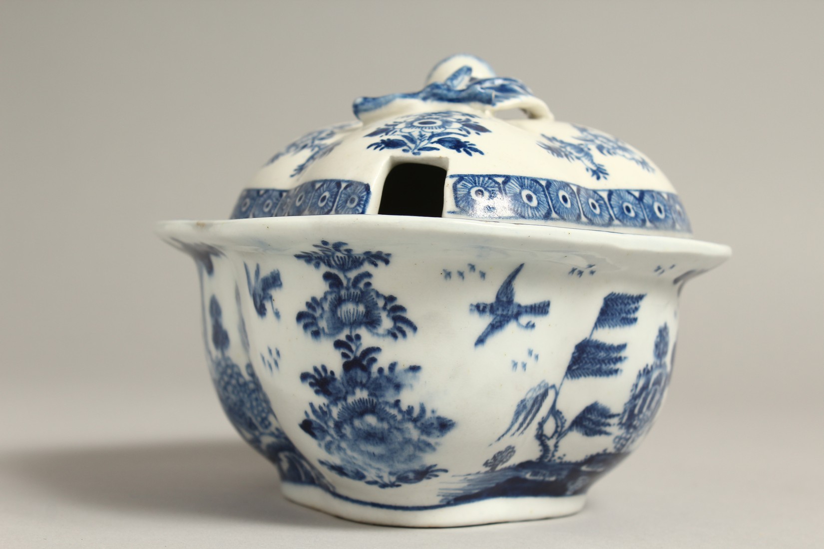 A DERBY BLUE AND WHITE QUATREFOIL-SHAPED TUREEN AND COVER, circa. 1765. - Bild 5 aus 9