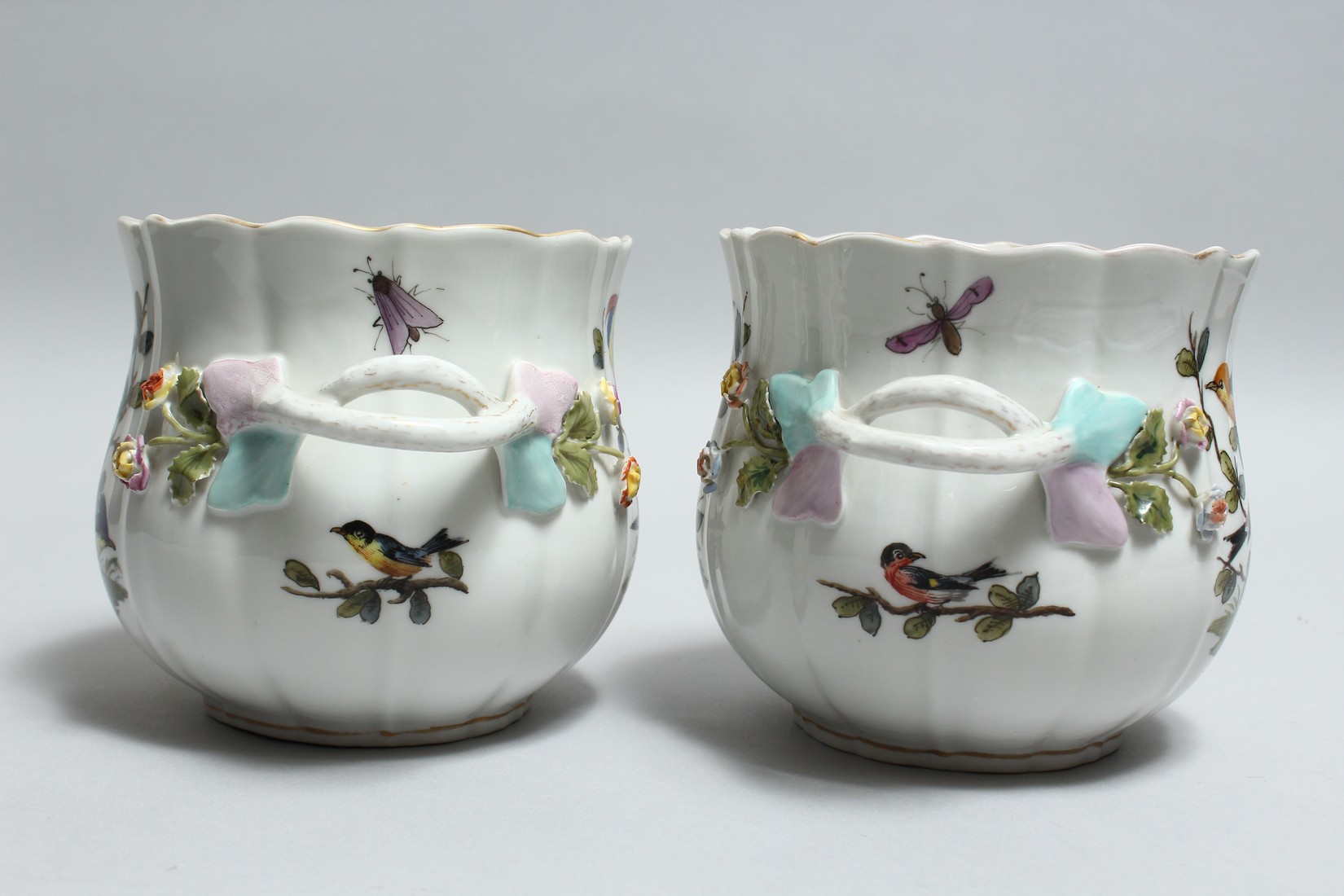 A GOOD PAIR OF DRESDEN PORCELAIN TWO HANDLED CACHE POTS painted and encrusted with birds and flowers - Bild 2 aus 8