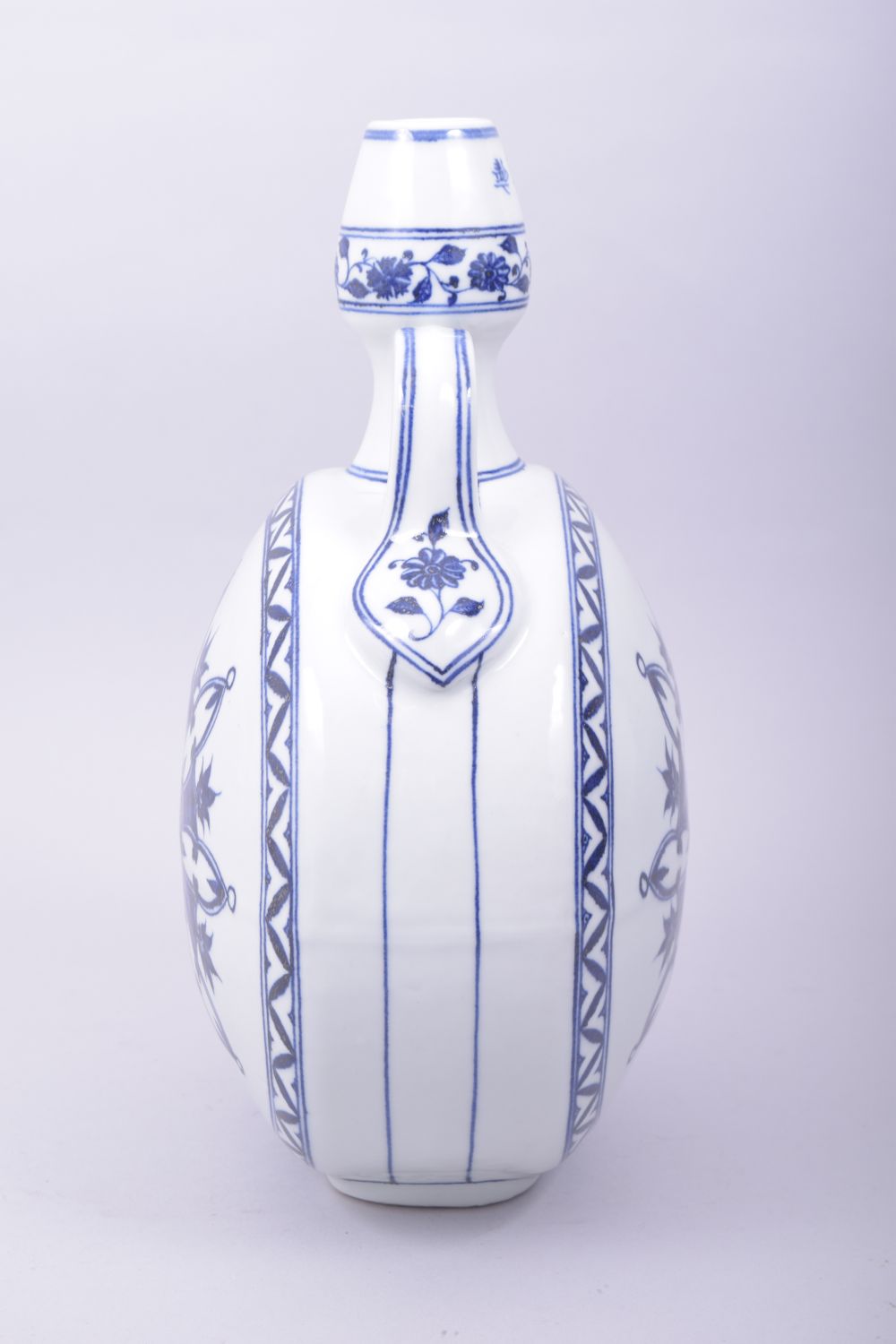 A CHINESE MING STYLE BLUE AND WHITE TWIN HANDLE MOON FLASK, the centre decorated with yin yang - Image 4 of 7