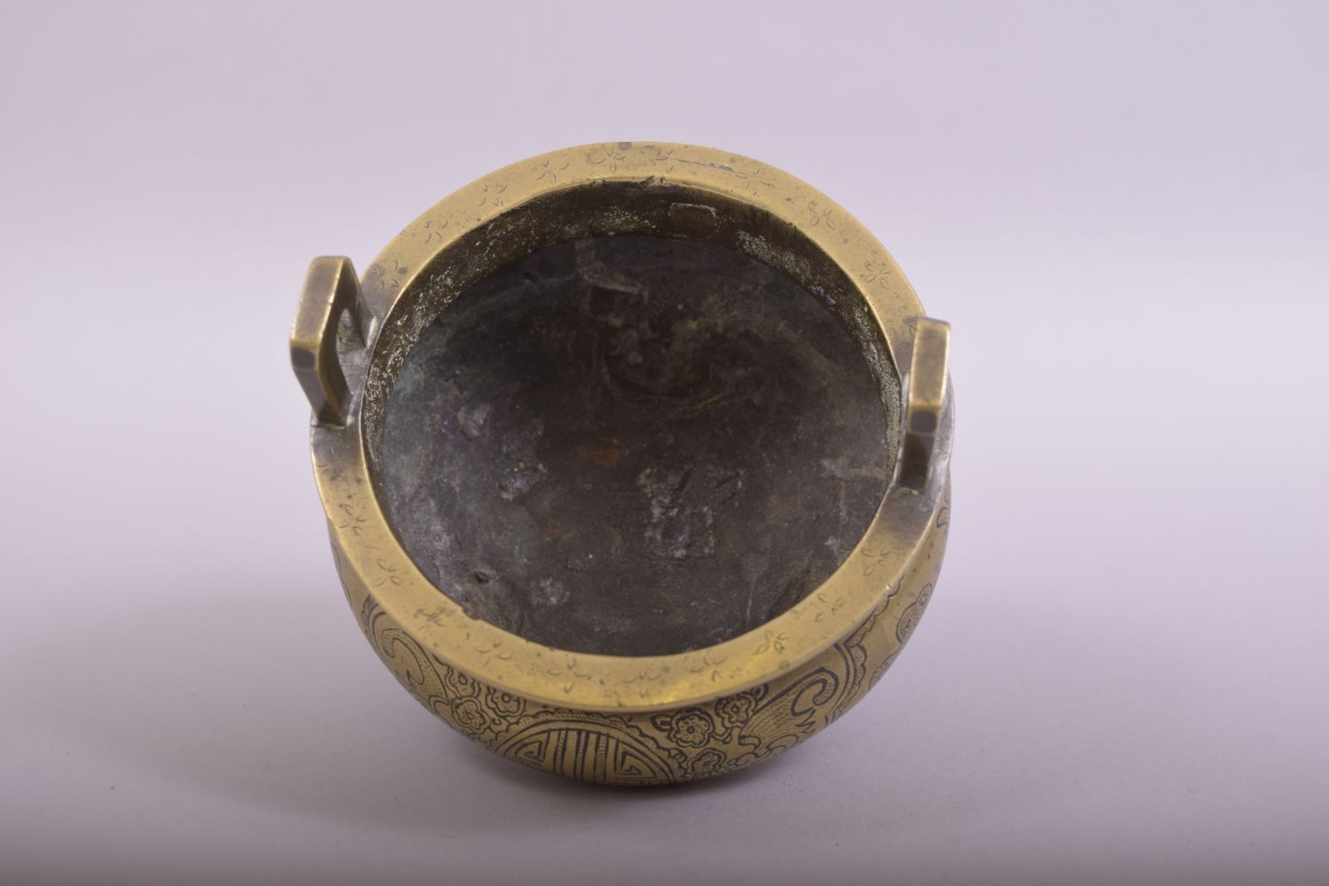 A CHINESE BRONZE TWIN HANDLE TRIPOD CENSER, with engraved and chased decoration, the base with six- - Image 5 of 7