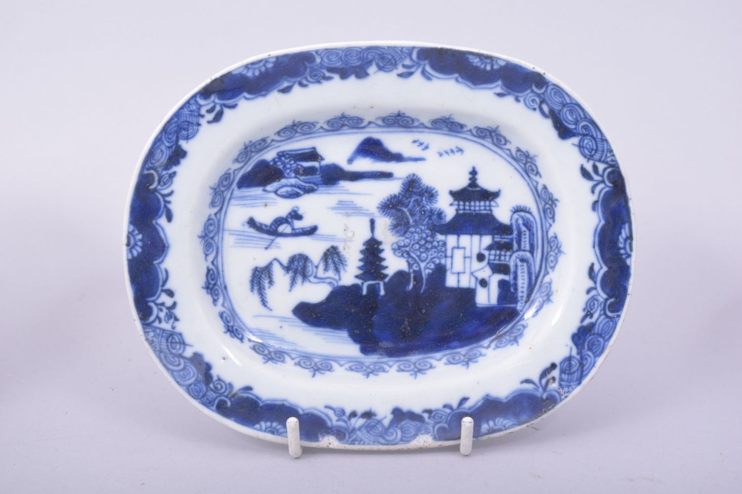 A MIXED LOT OF FIVE CHINESE PORCELAIN ITEMS, comprising three blue and white tea bowls, a small blue - Image 4 of 11