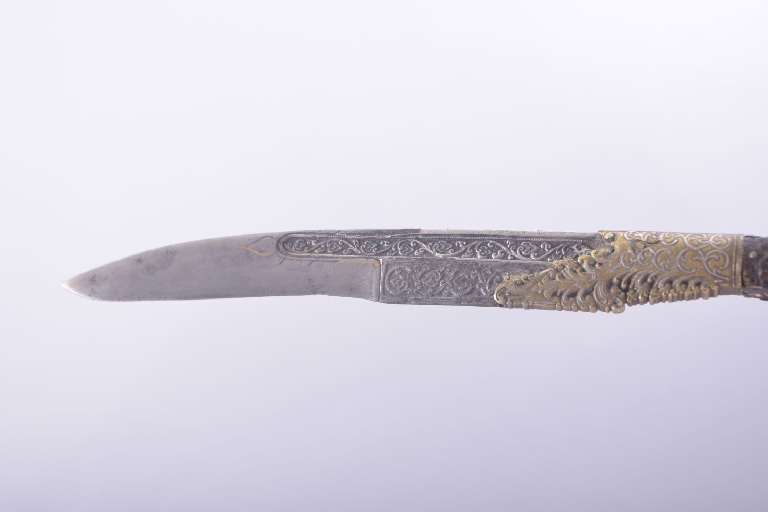 A FINE 18TH CENTURY SRI LANKAN PIHA KAETTA DAGGER, 24cm long. - Image 3 of 6