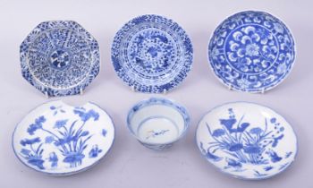 SIX CHINESE BLUE AND WHITE PORCELAIN ITEMS, comprising five small dishes and one tea bowl, (af), (