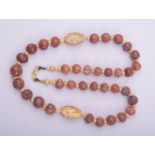 AN AGATE BEADED GILT NECKLACE.