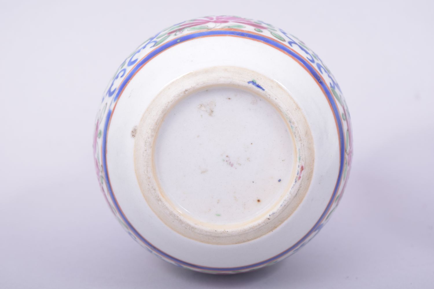 A MIXED LOT OF FIVE CHINESE PORCELAIN ITEMS, comprising three blue and white tea bowls, a small blue - Image 8 of 11