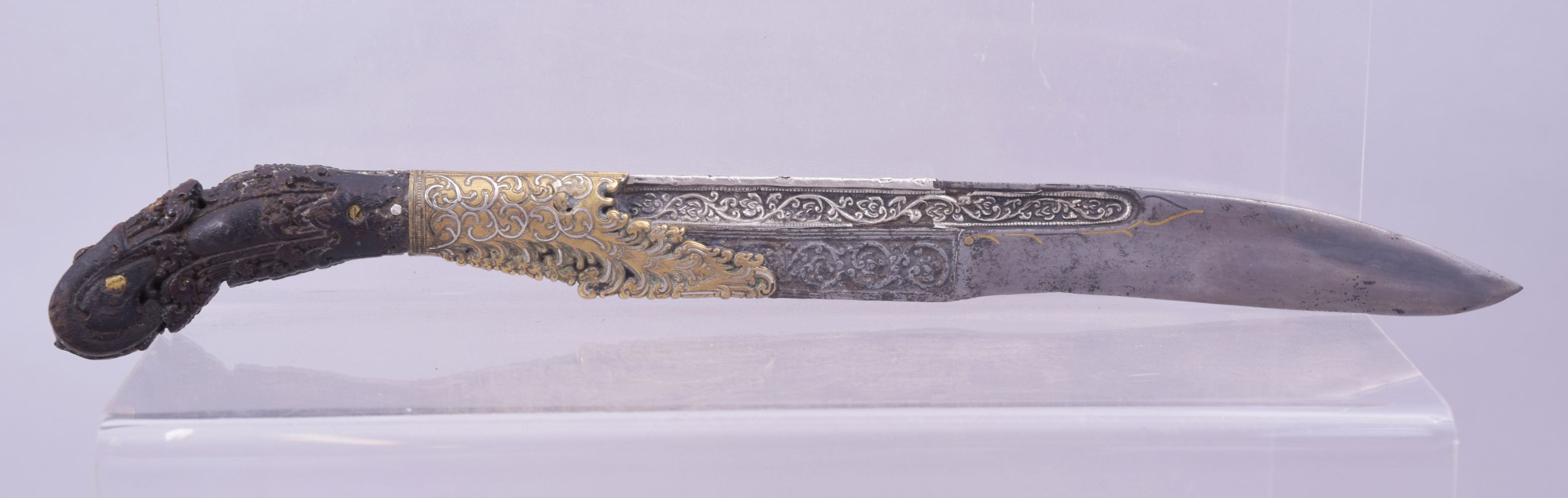 A FINE 18TH CENTURY SRI LANKAN PIHA KAETTA DAGGER, 24cm long.