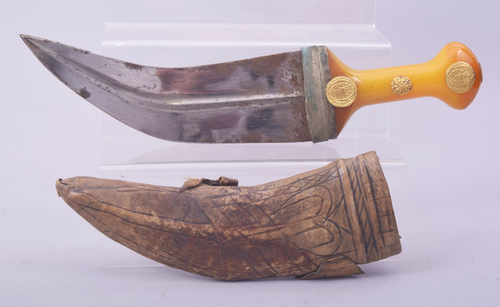 A RARE ISLAMIC ARAB JAMBIYA DAGGER, with gold mounted amber colour bakelite handle and original