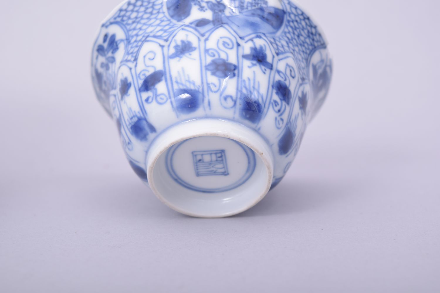 A MIXED LOT OF FIVE CHINESE PORCELAIN ITEMS, comprising three blue and white tea bowls, a small blue - Image 11 of 11