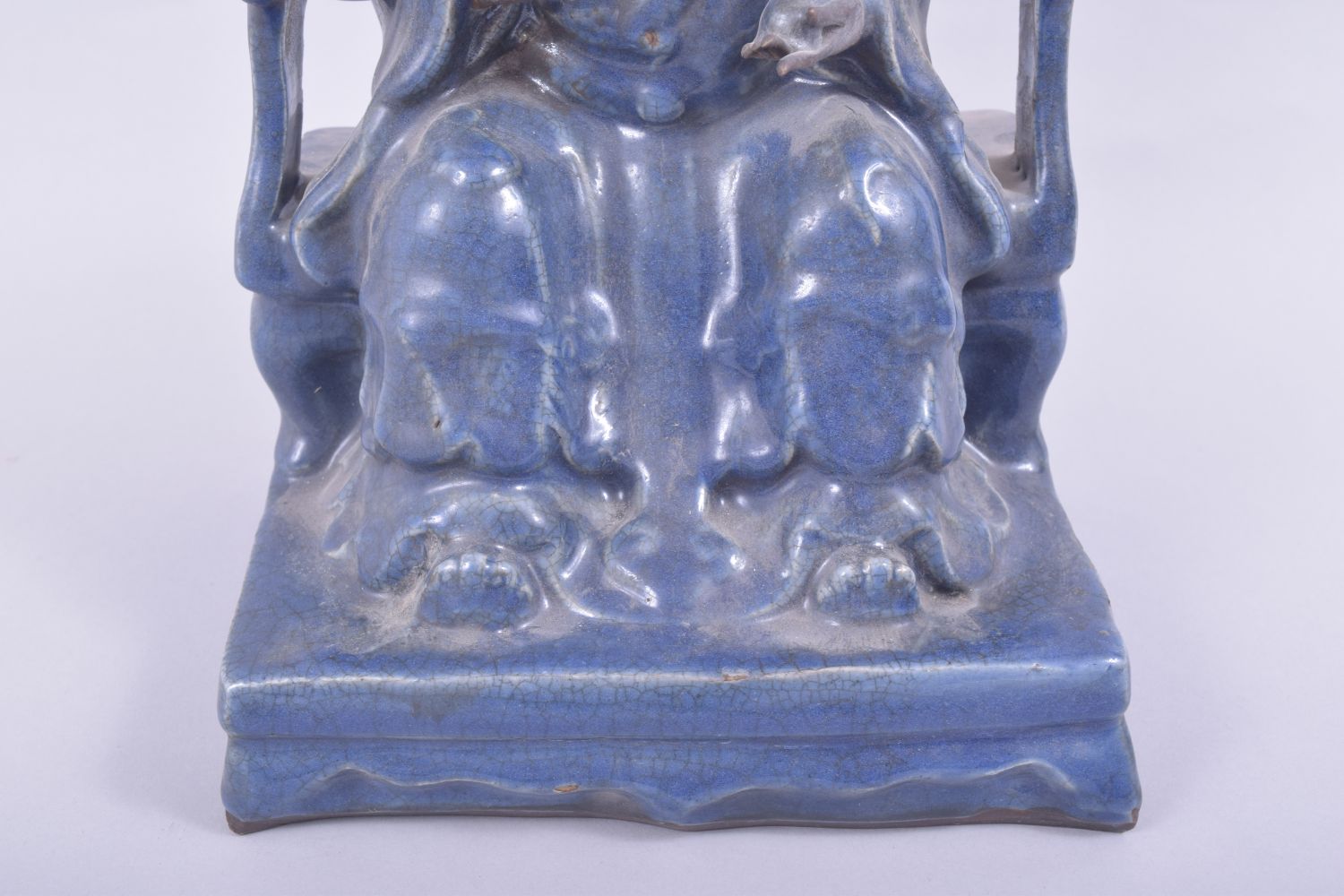 A LARGE CHINESE POWDER BLUE GLAZE POTTERY SEATED FIGURE of a god, the figure seated upon a throne - Image 7 of 8