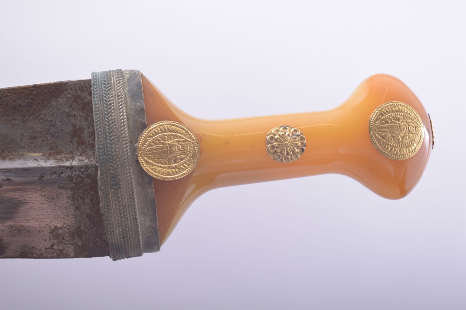 A RARE ISLAMIC ARAB JAMBIYA DAGGER, with gold mounted amber colour bakelite handle and original - Image 3 of 5