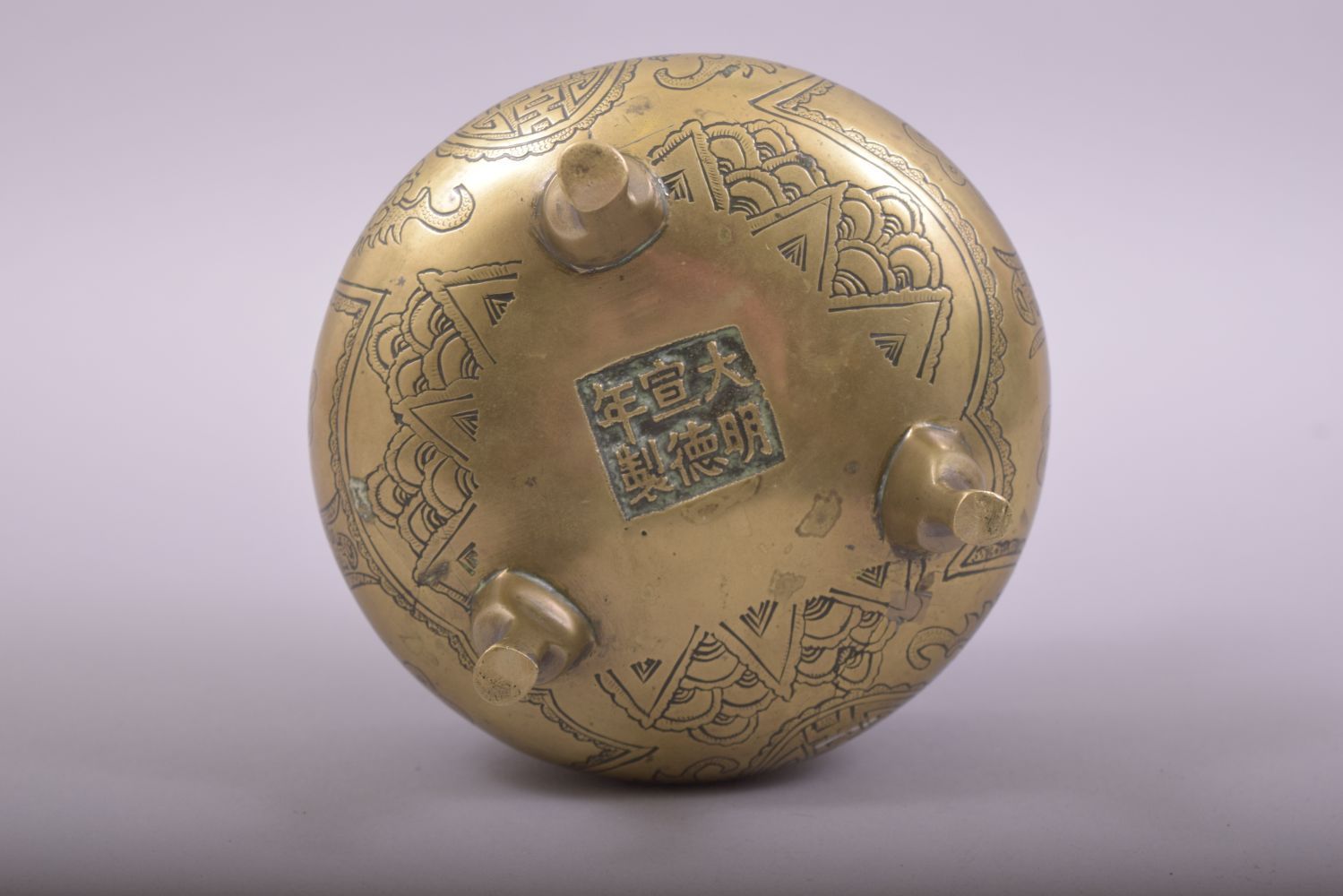 A CHINESE BRONZE TWIN HANDLE TRIPOD CENSER, with engraved and chased decoration, the base with six- - Image 6 of 7