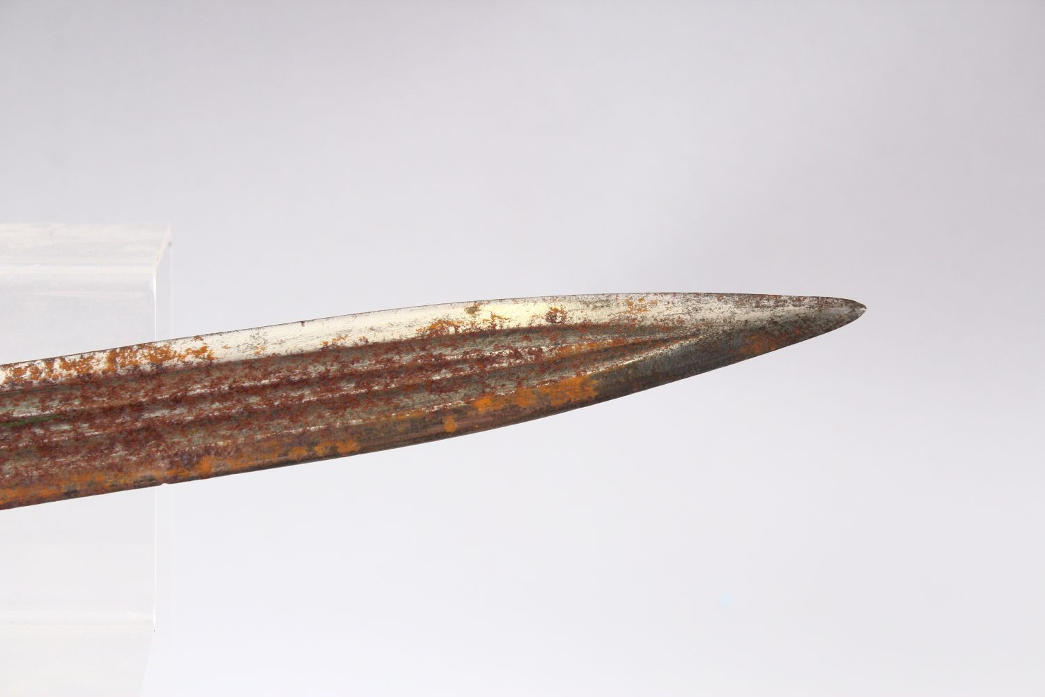 A 19TH CENTURY KINDJAL DAGGER and scabbard, 47.5cm long. - Image 8 of 8