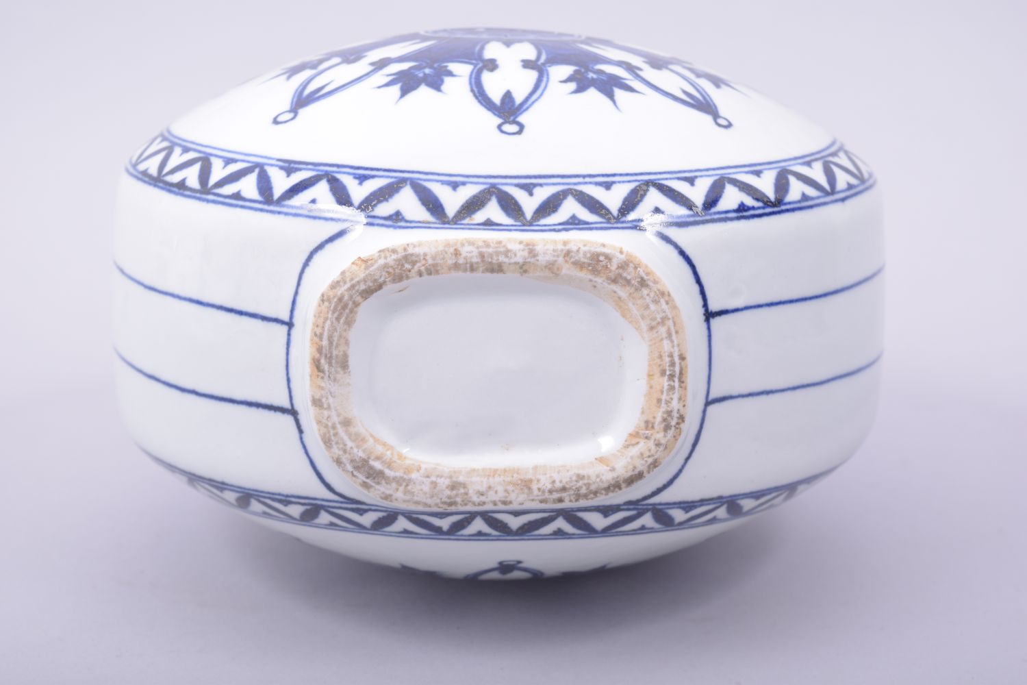 A CHINESE MING STYLE BLUE AND WHITE TWIN HANDLE MOON FLASK, the centre decorated with yin yang - Image 7 of 7