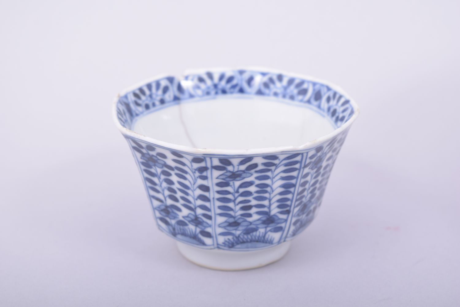 A MIXED LOT OF FIVE CHINESE PORCELAIN ITEMS, comprising three blue and white tea bowls, a small blue - Image 2 of 11