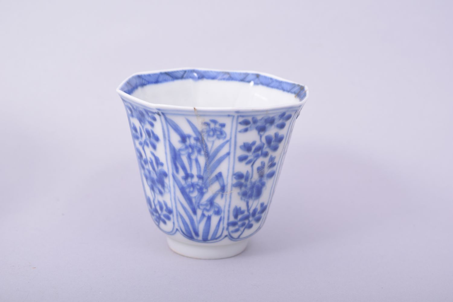 A MIXED LOT OF FIVE CHINESE PORCELAIN ITEMS, comprising three blue and white tea bowls, a small blue - Image 5 of 11