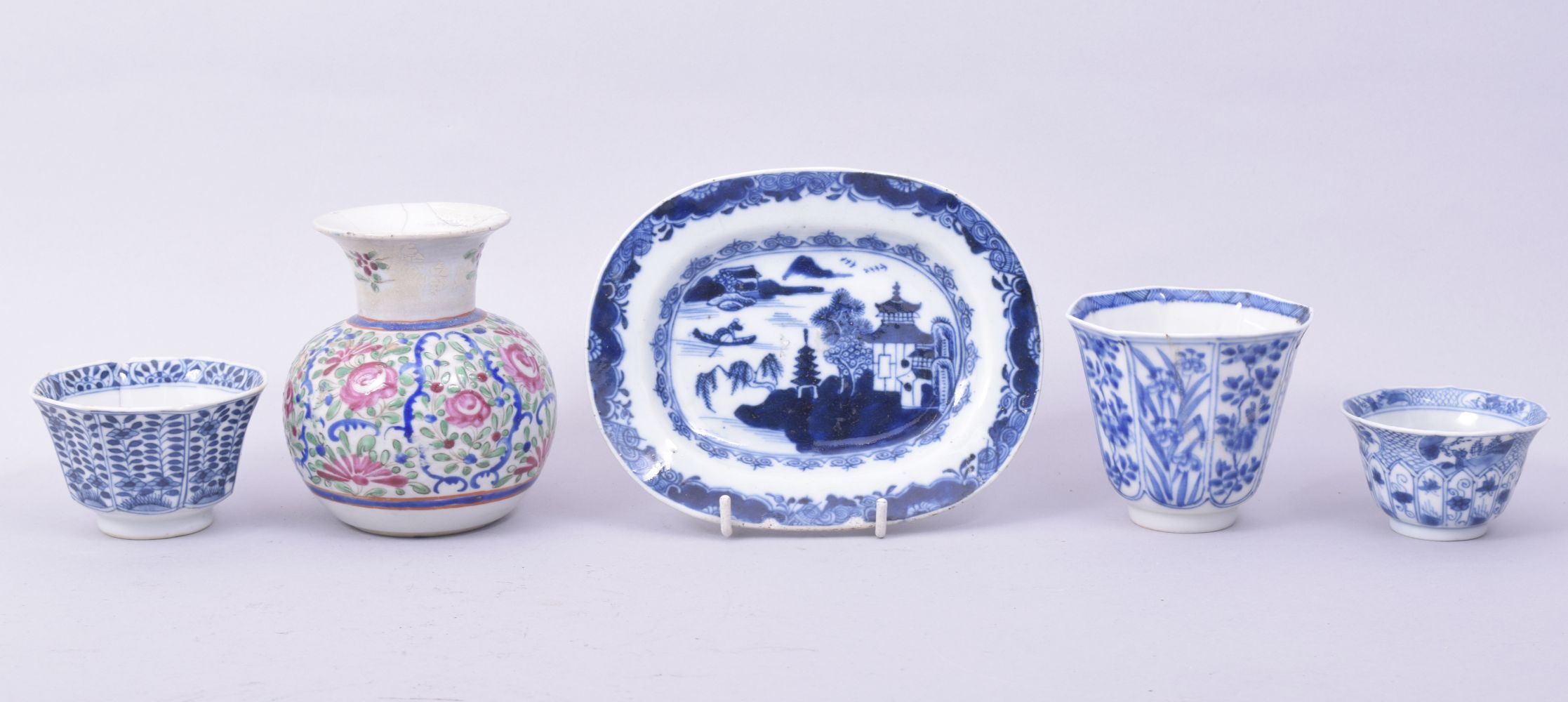 A MIXED LOT OF FIVE CHINESE PORCELAIN ITEMS, comprising three blue and white tea bowls, a small blue