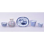 A MIXED LOT OF FIVE CHINESE PORCELAIN ITEMS, comprising three blue and white tea bowls, a small blue