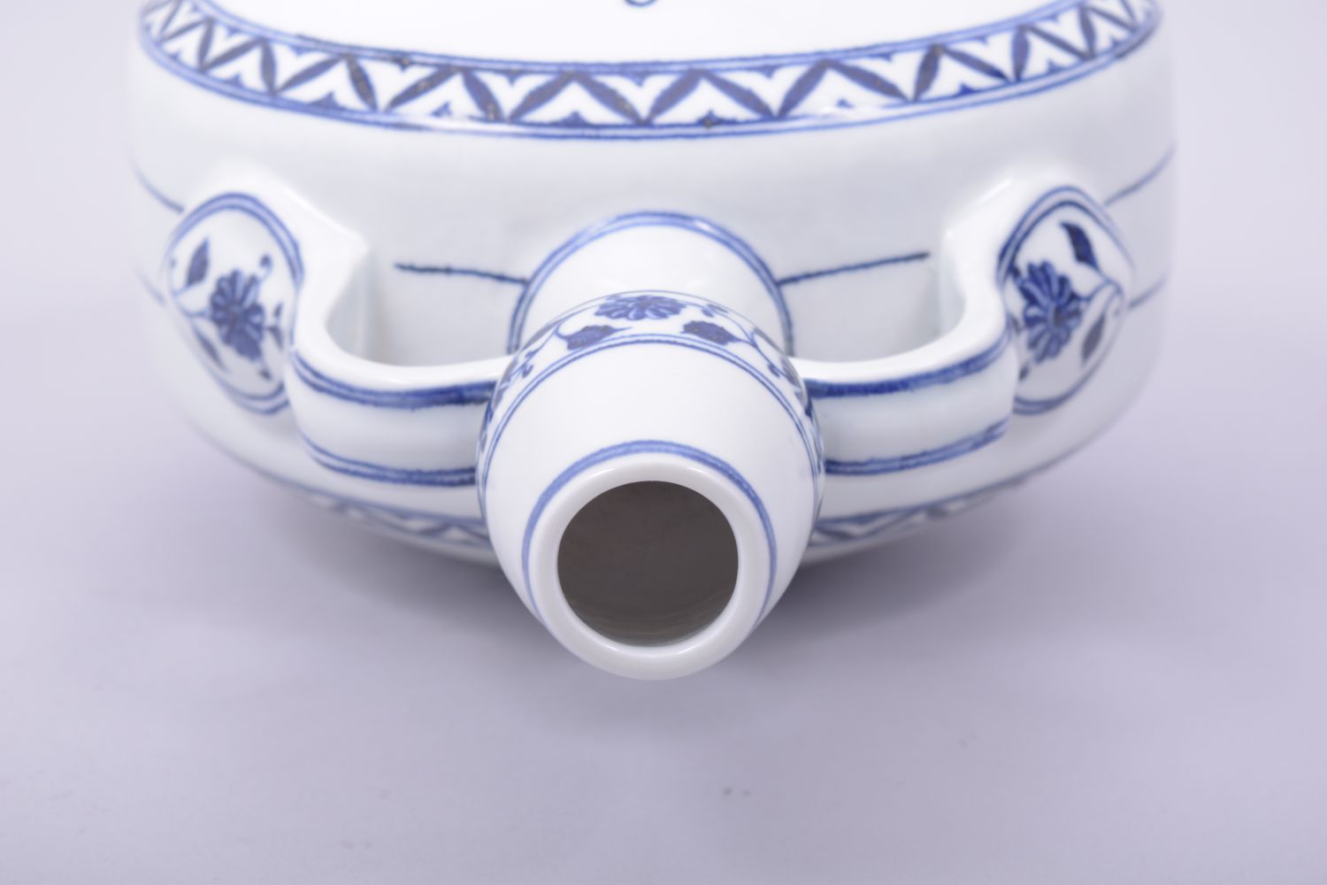 A CHINESE MING STYLE BLUE AND WHITE TWIN HANDLE MOON FLASK, the centre decorated with yin yang - Image 6 of 7