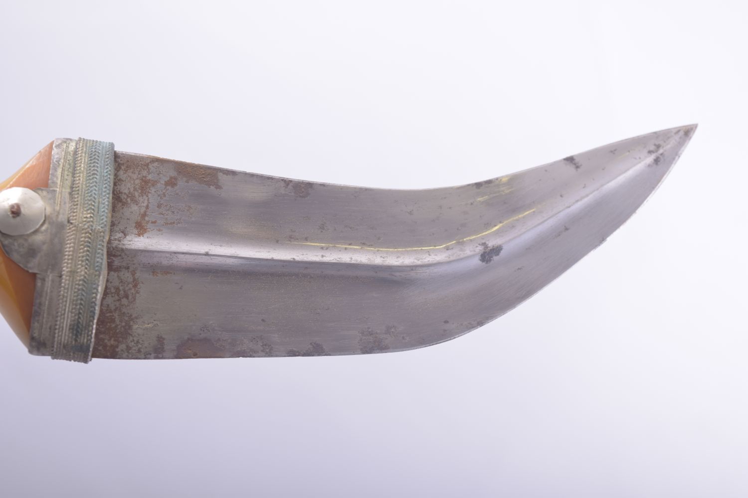 A RARE ISLAMIC ARAB JAMBIYA DAGGER, with gold mounted amber colour bakelite handle and original - Image 2 of 5