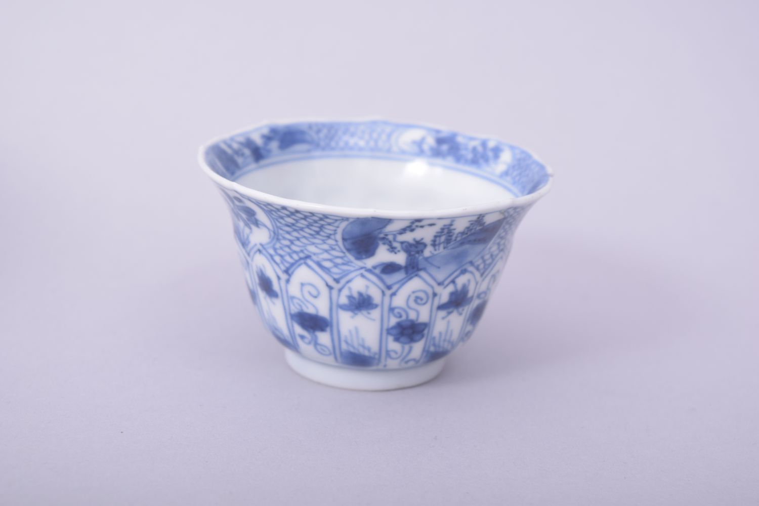 A MIXED LOT OF FIVE CHINESE PORCELAIN ITEMS, comprising three blue and white tea bowls, a small blue - Image 6 of 11