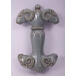 AN INDIAN CARVED JADE DOUBLE RAMS HEAD MUGHAL STYLE HILT, with double rams head to the top and base,