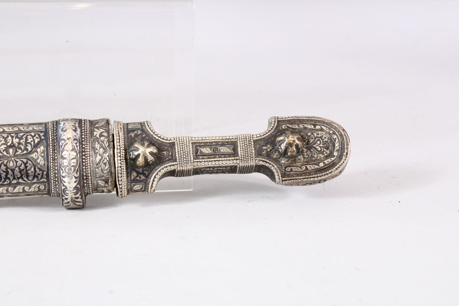 A 19TH CENTURY KINDJAL DAGGER and scabbard, 47.5cm long. - Image 5 of 8